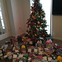 UH Gifts and tree